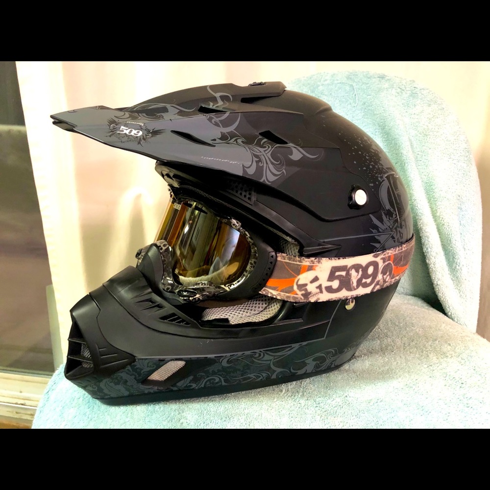 509 Snowmobile Helmet comes with 509 Goggles
